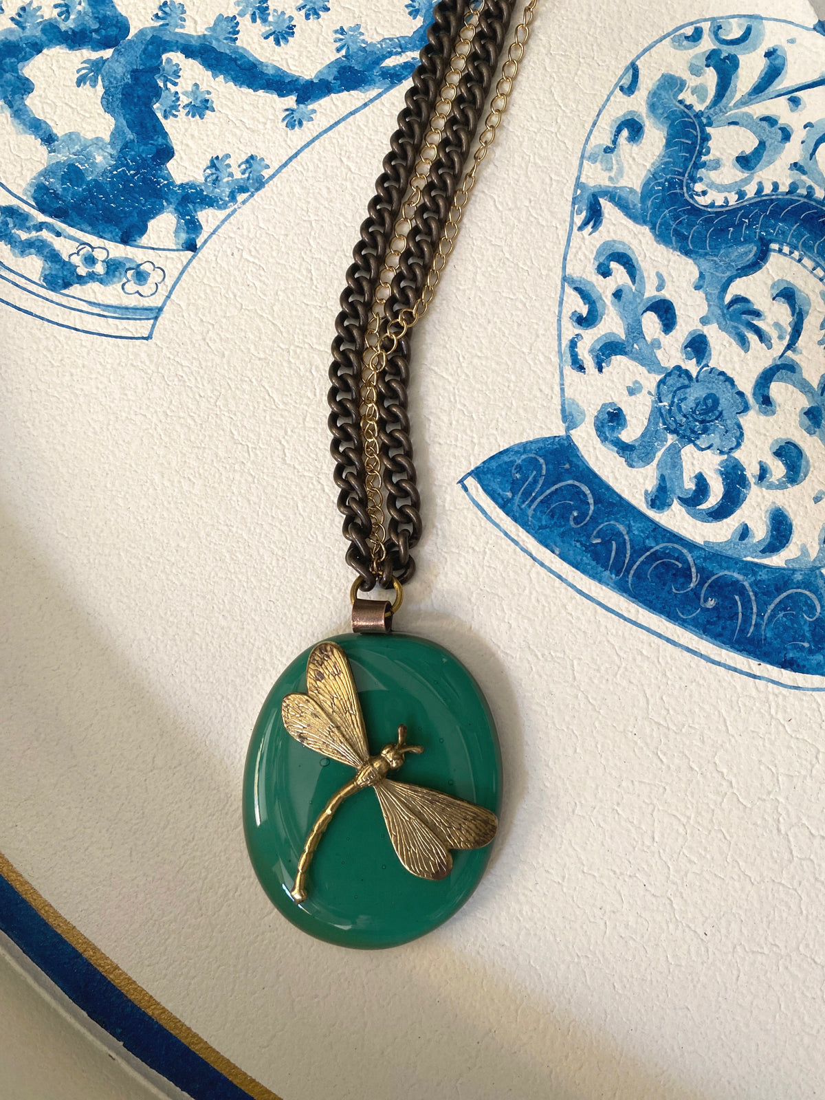 Collana  con libellula  in vetrofuso color dark jade di Murano Daniela Poletti ordinabile