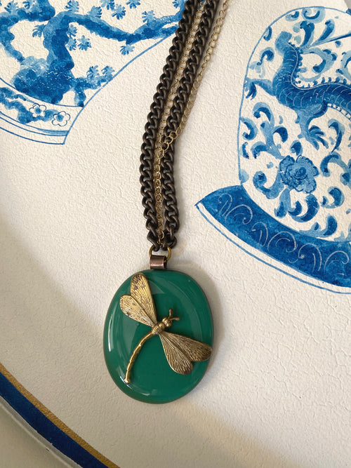 Collana  con libellula  in vetrofuso color dark jade di Murano Daniela Poletti ordinabile