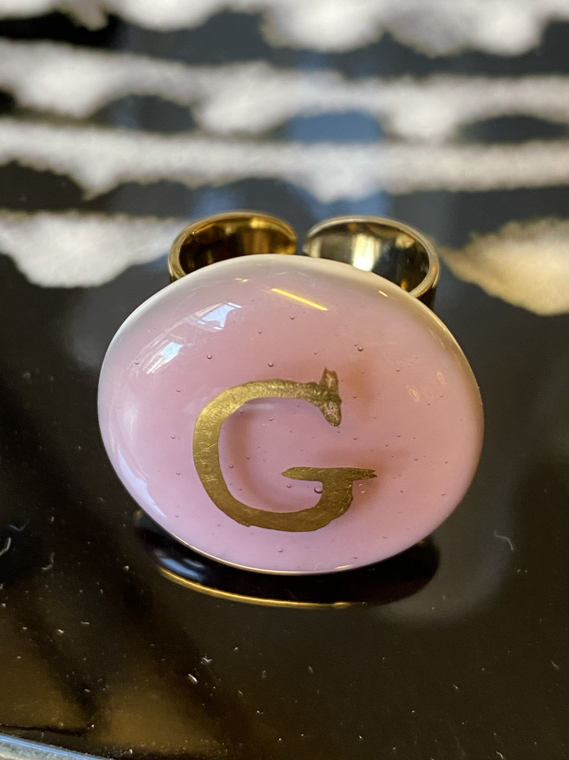 Ring in pink Murano glass with G that can be ordered and customized by Daniela Poletti