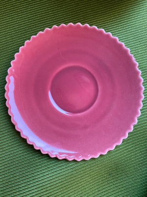 Tasse à café rose avec soucoupe