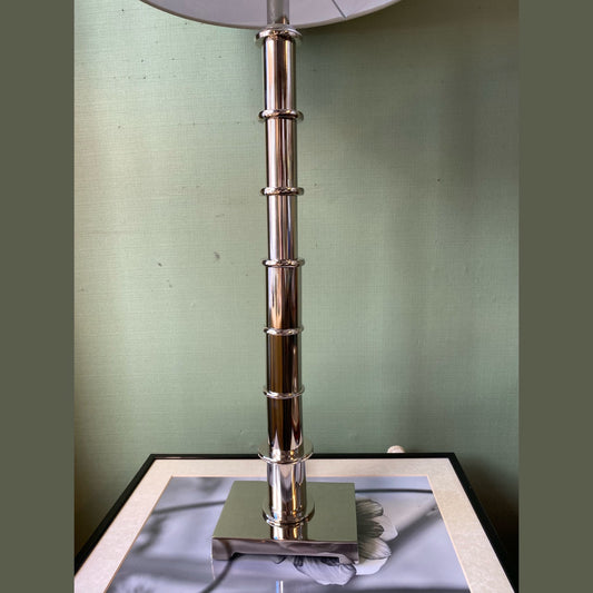 Pied de lampe en acier