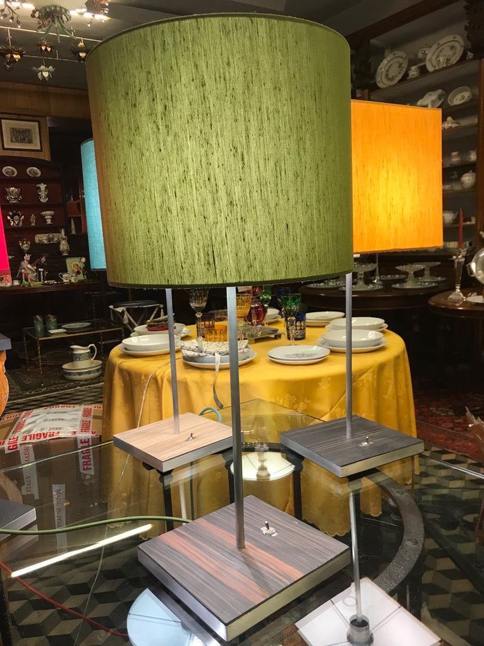 Lampe en aluminium et carbone avec base en bois plaqué Essène
