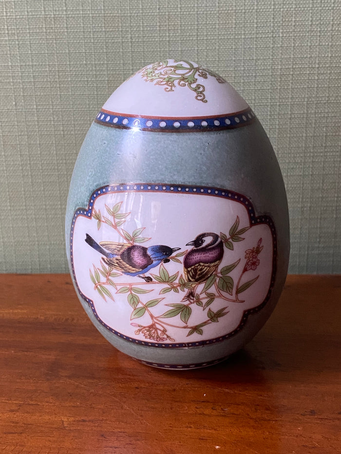 Petit œuf avec des oiseaux