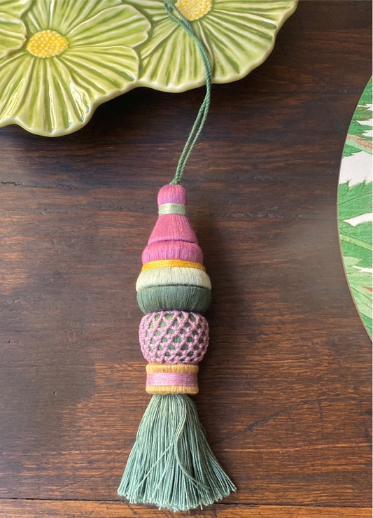Furniture tassel Do pink and green trimmings