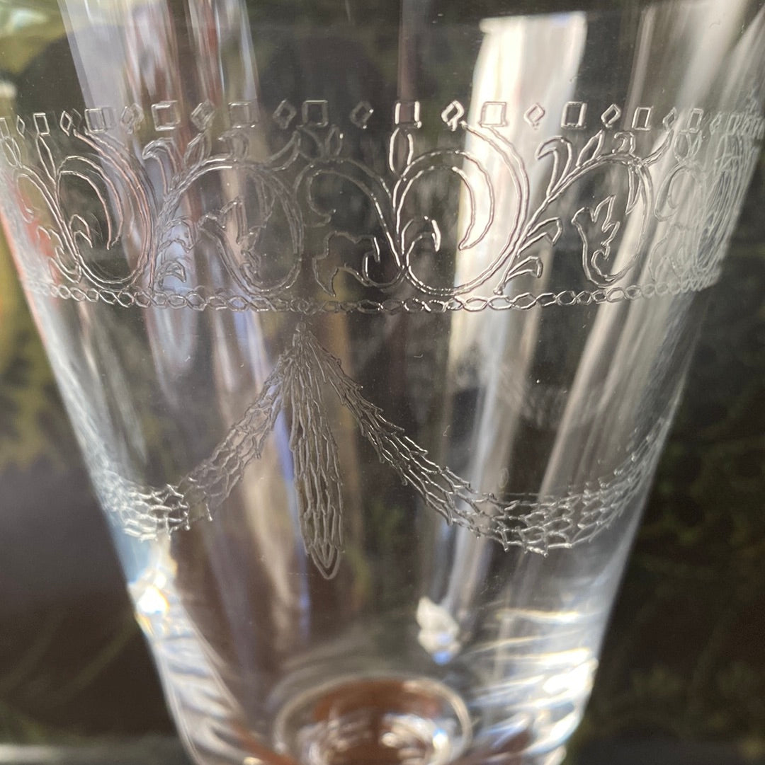 Six pantographed water glasses