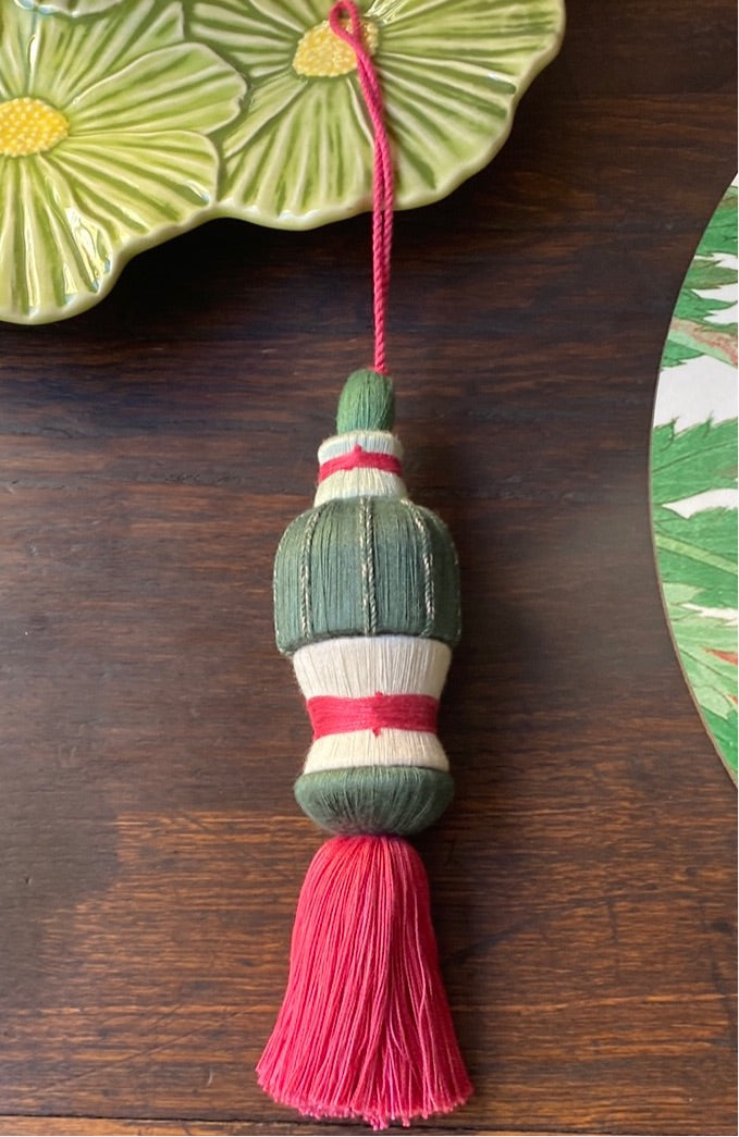 Fa furniture tassel in dark pink and dark green trimmings