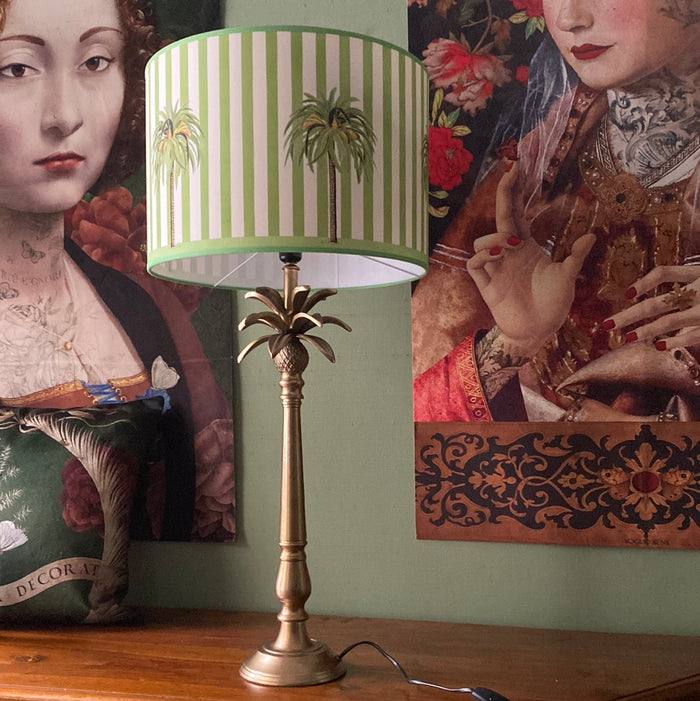 Lampe en laiton avec abat-jour rayé et palmiers