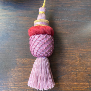 Pompon de meuble Sol en passementerie violette et jaune