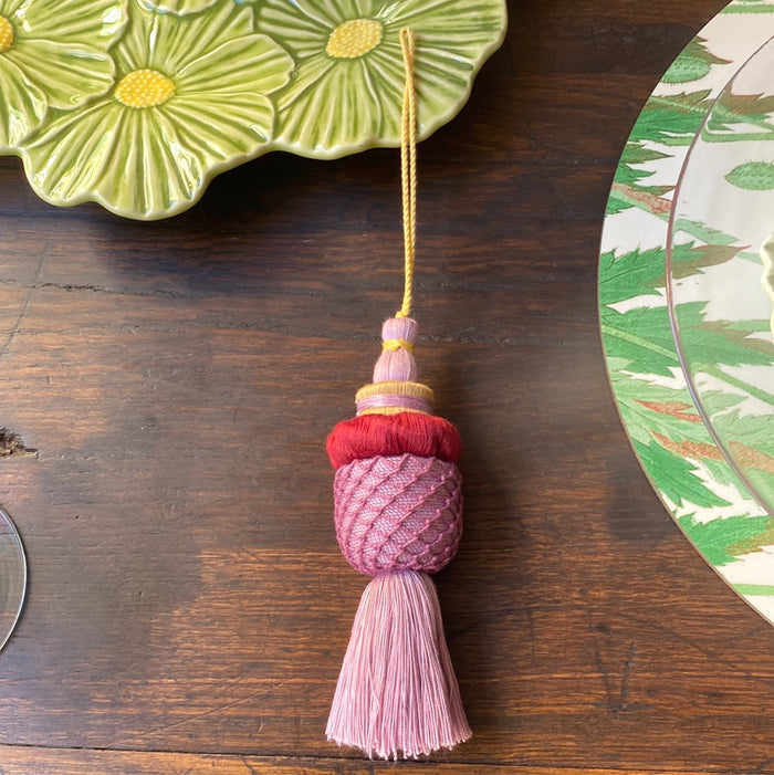 Pompon de meuble Sol en passementerie violette et jaune