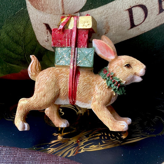 Lapin avec des colis décorant le sapin de Noël