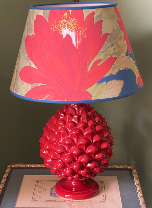 Lampe pomme de pin rouge avec abat-jour cactus