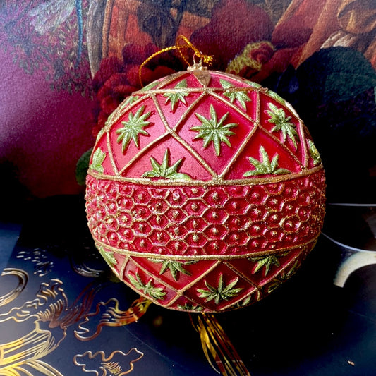 Boule de Noël en résine rouge avec étoiles