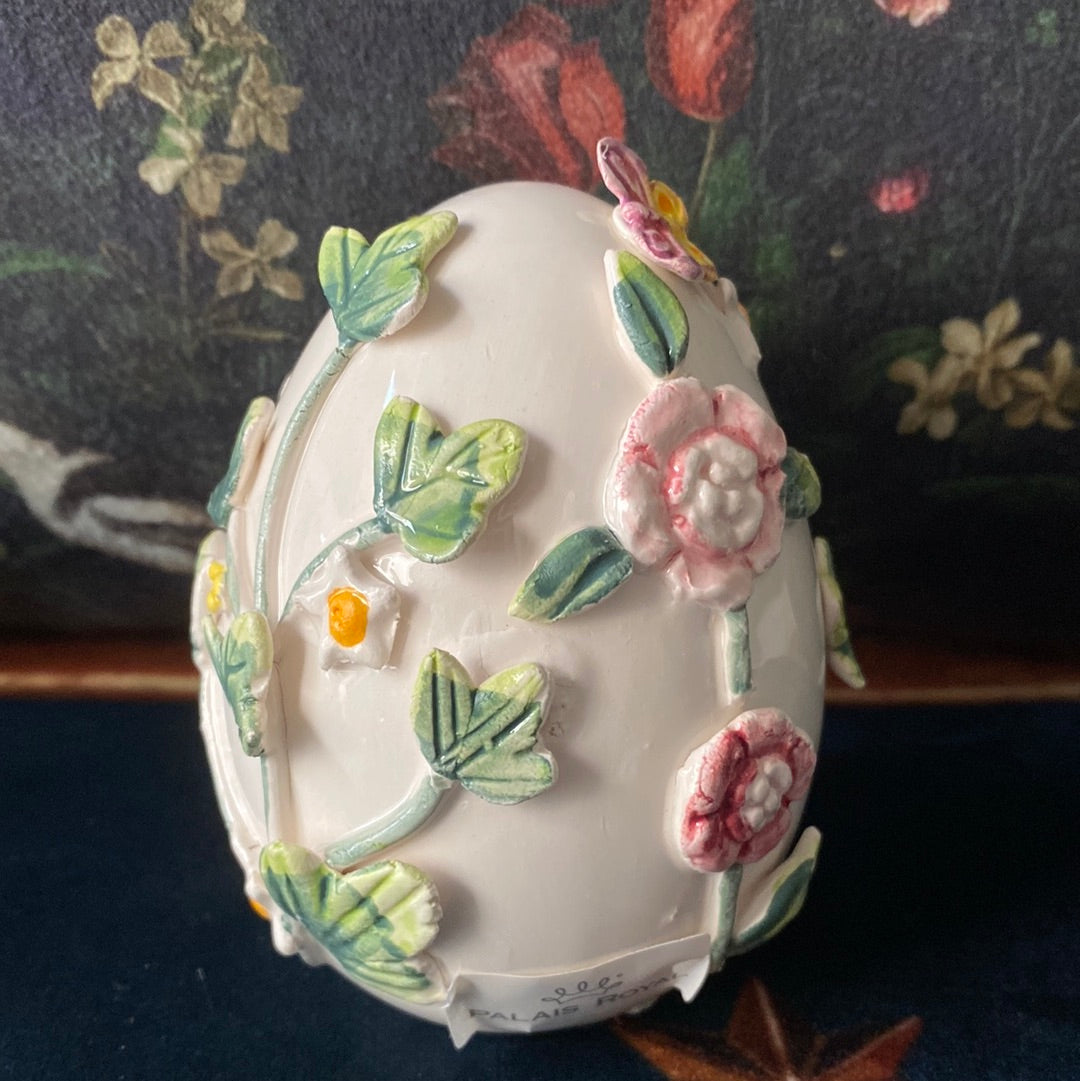 Uovo piccolo con fiori e farfalle in rilievo