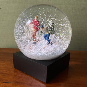 Coolsnowglobe snowball skiers