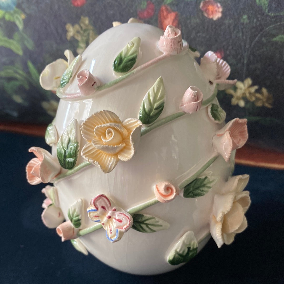 Medium egg with flowers in relief