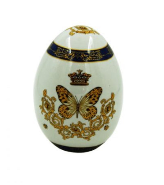 Oeuf avec. Grand papillon