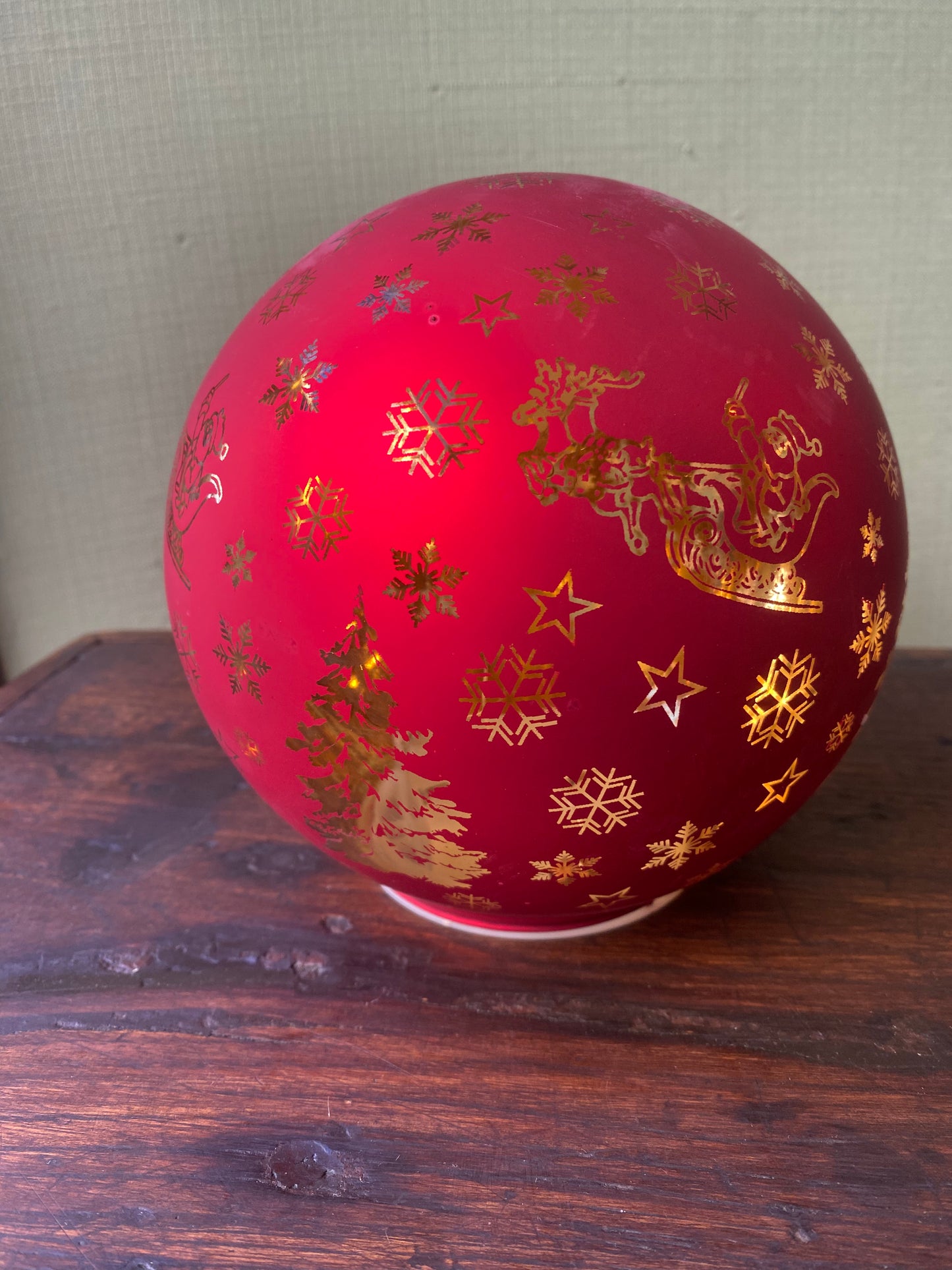 Medium lightable red sphere
