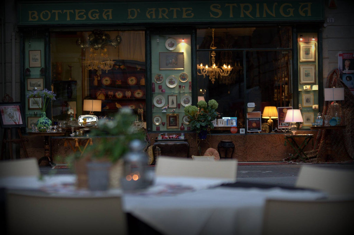 Interno della Bottega d'Arte Stringa a Tortona, scaffali di porcellane